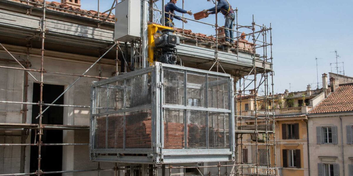 Noleggio montacarichi: soluzione pratica e sicura per i cantieri edili