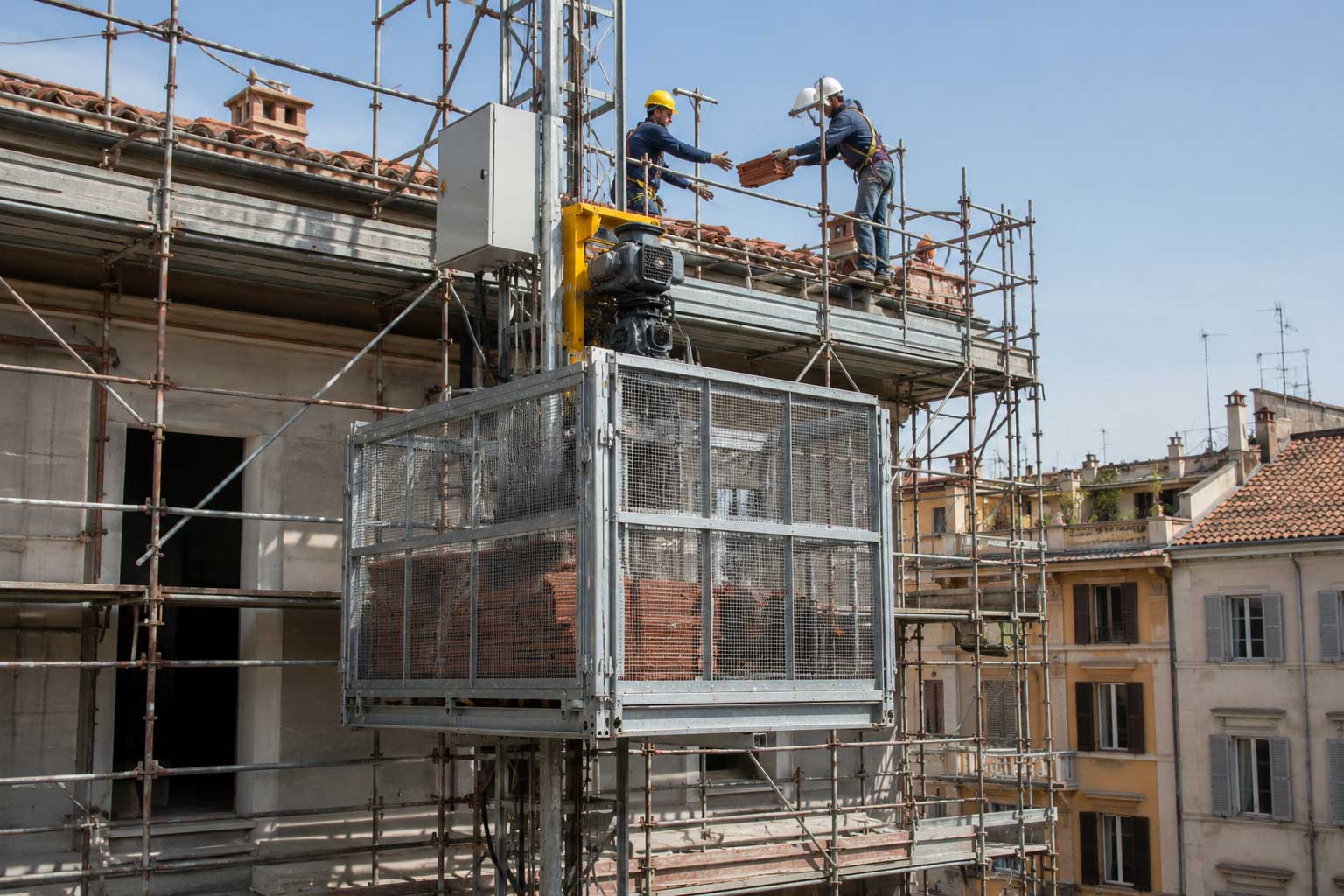 Noleggio montacarichi: soluzione pratica e sicura per i cantieri edili